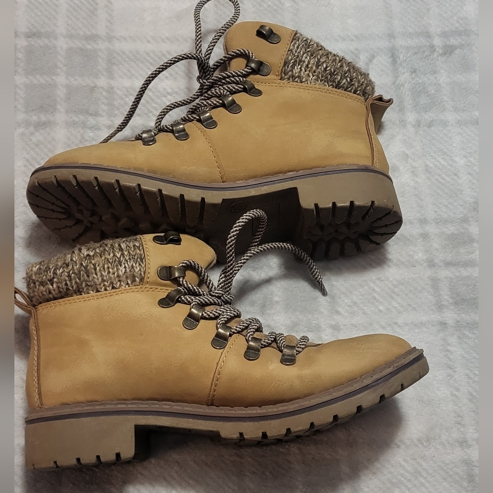 Women's Tan Ankle Boots 6.5 With Knit Around The Ankle Area And Lug Soles